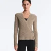 Jacke aus Rippstrick mit seitlichem Bindeband Jacke aus Rippstrick mit seitlichem Bindeband