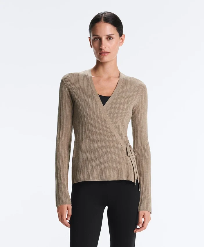 Jacke aus Rippstrick mit seitlichem Bindeband Jacke aus Rippstrick mit seitlichem Bindeband