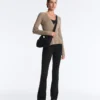 Jacke aus Rippstrick mit seitlichem Bindeband Jacke aus Rippstrick mit seitlichem Bindeband
