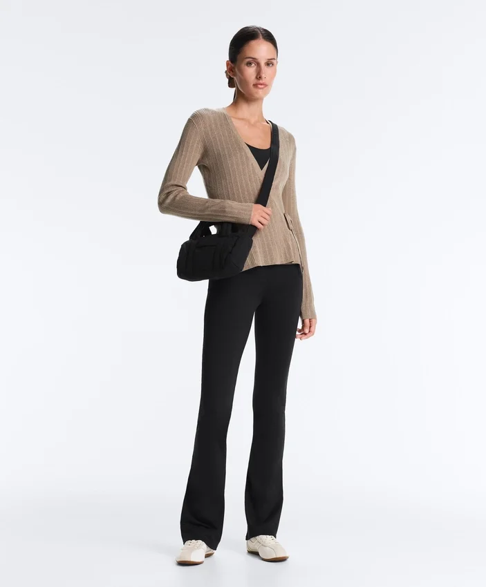 Jacke aus Rippstrick mit seitlichem Bindeband Jacke aus Rippstrick mit seitlichem Bindeband