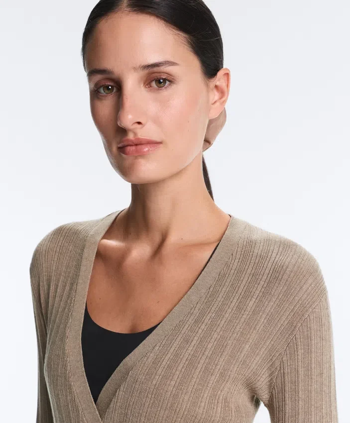 Jacke aus Rippstrick mit seitlichem Bindeband Jacke aus Rippstrick mit seitlichem Bindeband