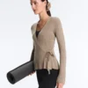 Jacke aus Rippstrick mit seitlichem Bindeband Jacke aus Rippstrick mit seitlichem Bindeband