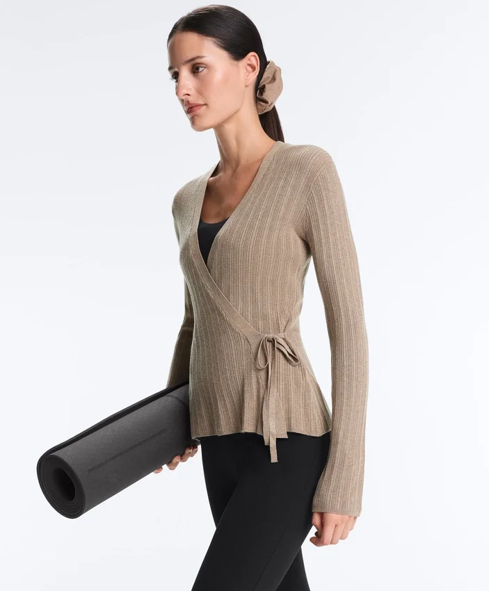 Jacke aus Rippstrick mit seitlichem Bindeband Jacke aus Rippstrick mit seitlichem Bindeband