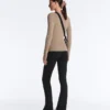 Jacke aus Rippstrick mit seitlichem Bindeband Jacke aus Rippstrick mit seitlichem Bindeband