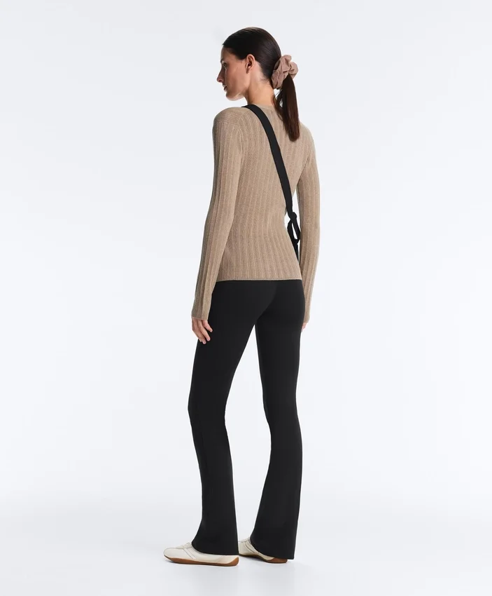 Jacke aus Rippstrick mit seitlichem Bindeband Jacke aus Rippstrick mit seitlichem Bindeband