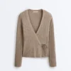 Jacke aus Rippstrick mit seitlichem Bindeband Jacke aus Rippstrick mit seitlichem Bindeband