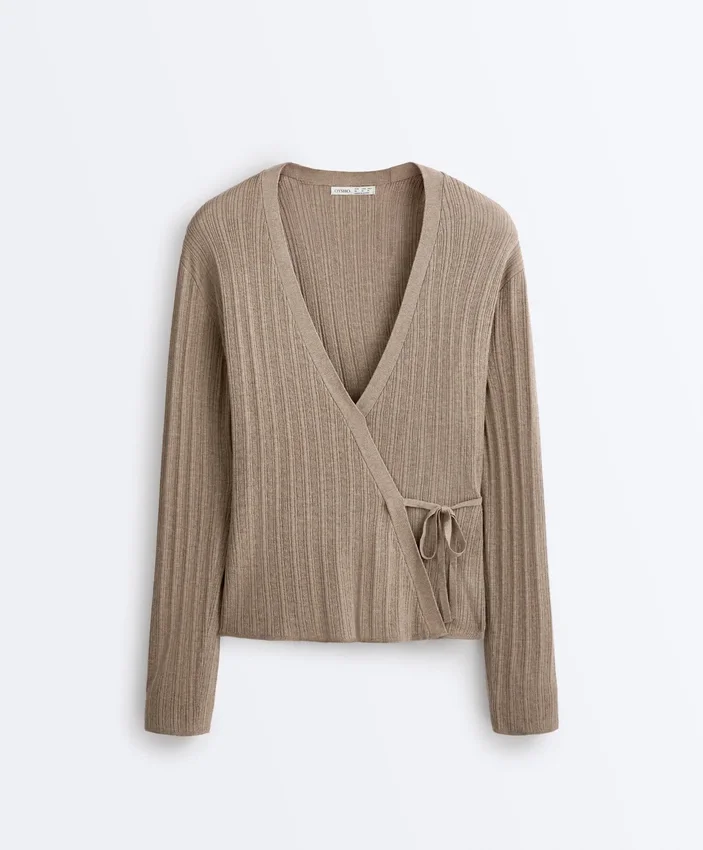 Jacke aus Rippstrick mit seitlichem Bindeband Jacke aus Rippstrick mit seitlichem Bindeband