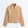 Jacke im Neopren-Look mit Schößchen und Rippbündchen Jacke im Neopren-Look mit Schößchen und Rippbündchen