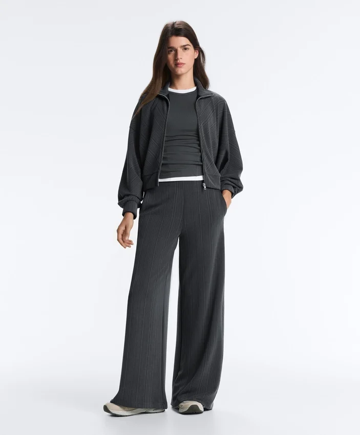 Hose mit asymmetrischen Streifen aus Modal Hose mit asymmetrischen Streifen aus Modal