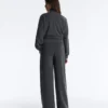 Hose mit asymmetrischen Streifen aus Modal Hose mit asymmetrischen Streifen aus Modal