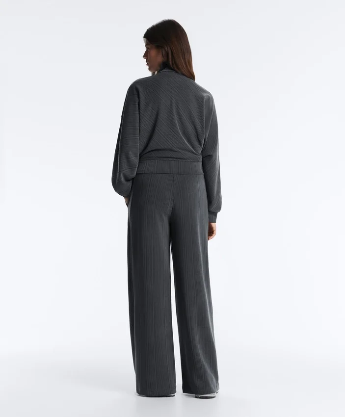 Hose mit asymmetrischen Streifen aus Modal Hose mit asymmetrischen Streifen aus Modal