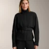Jacke mit Gürtel aus gebürstetem Modal Jacke mit Gürtel aus gebürstetem Modal