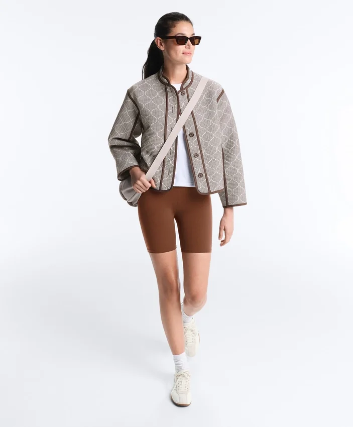 Jacke mit Stehkragen und Kontrast Jacke mit Stehkragen und Kontrast