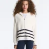 Kapuzenjacke aus gewelltem Strick Kapuzenjacke aus gewelltem Strick