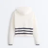 Kapuzenjacke aus gewelltem Strick Kapuzenjacke aus gewelltem Strick