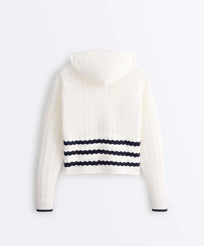 Kapuzenjacke aus gewelltem Strick Kapuzenjacke aus gewelltem Strick