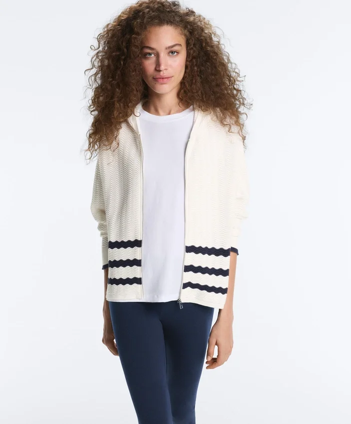 Kapuzenjacke aus gewelltem Strick Kapuzenjacke aus gewelltem Strick