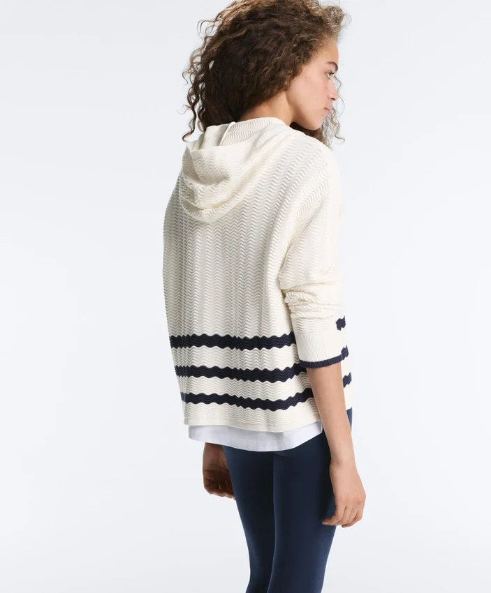 Kapuzenjacke aus gewelltem Strick Kapuzenjacke aus gewelltem Strick