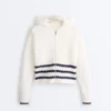Kapuzenjacke aus gewelltem Strick Kapuzenjacke aus gewelltem Strick