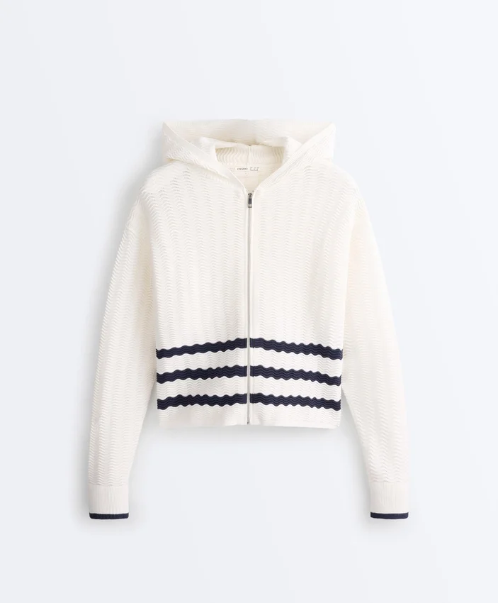 Kapuzenjacke aus gewelltem Strick Kapuzenjacke aus gewelltem Strick