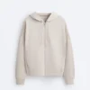 Kapuzenjacke mit Rippdetails aus gebürstetem Modal Kapuzenjacke mit Rippdetails aus gebürstetem Modal