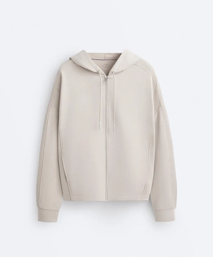 Kapuzenjacke mit Rippdetails aus gebürstetem Modal Kapuzenjacke mit Rippdetails aus gebürstetem Modal