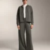 Kapuzenjacke mit Rippdetails aus gebürstetem Modal Kapuzenjacke mit Rippdetails aus gebürstetem Modal