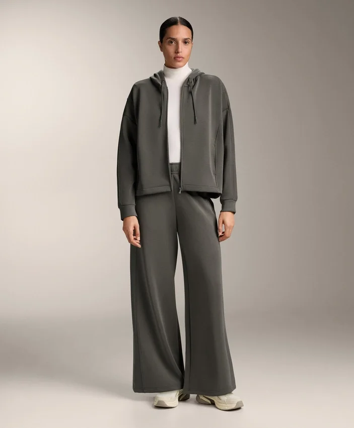 Kapuzenjacke mit Rippdetails aus gebürstetem Modal Kapuzenjacke mit Rippdetails aus gebürstetem Modal
