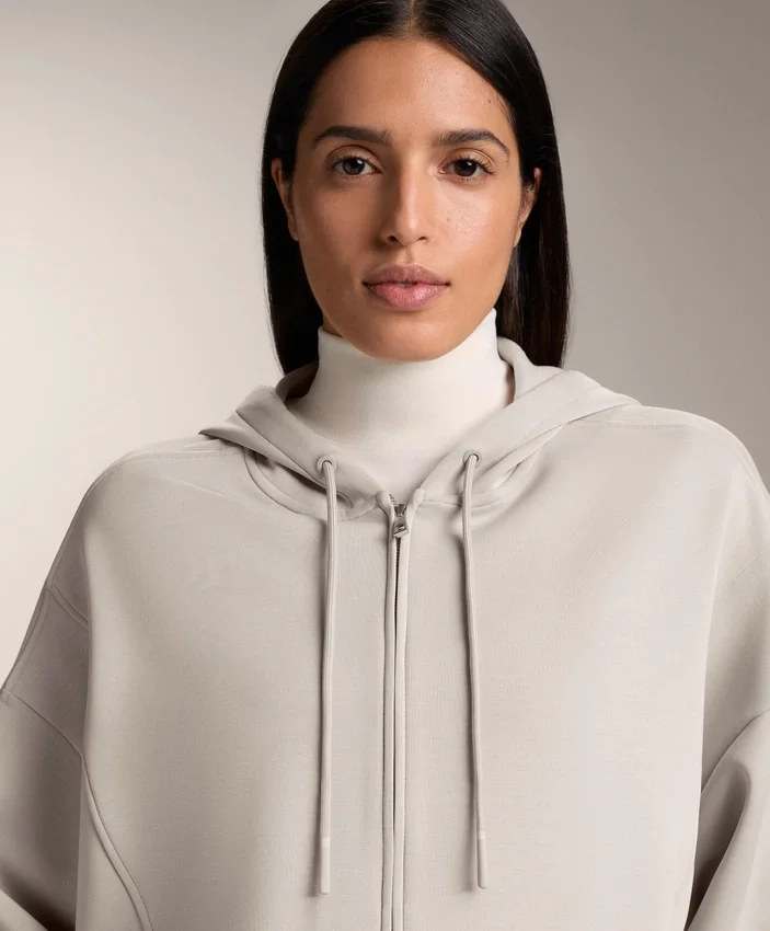 Kapuzenjacke mit Rippdetails aus gebürstetem Modal Kapuzenjacke mit Rippdetails aus gebürstetem Modal