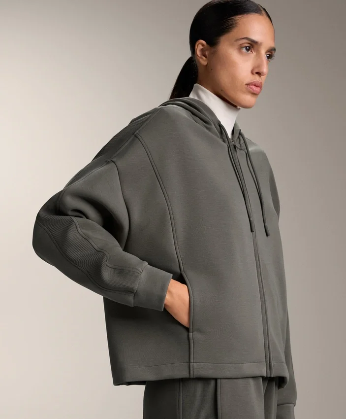 Kapuzenjacke mit Rippdetails aus gebürstetem Modal Kapuzenjacke mit Rippdetails aus gebürstetem Modal