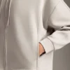 Kapuzenjacke mit Rippdetails aus gebürstetem Modal Kapuzenjacke mit Rippdetails aus gebürstetem Modal