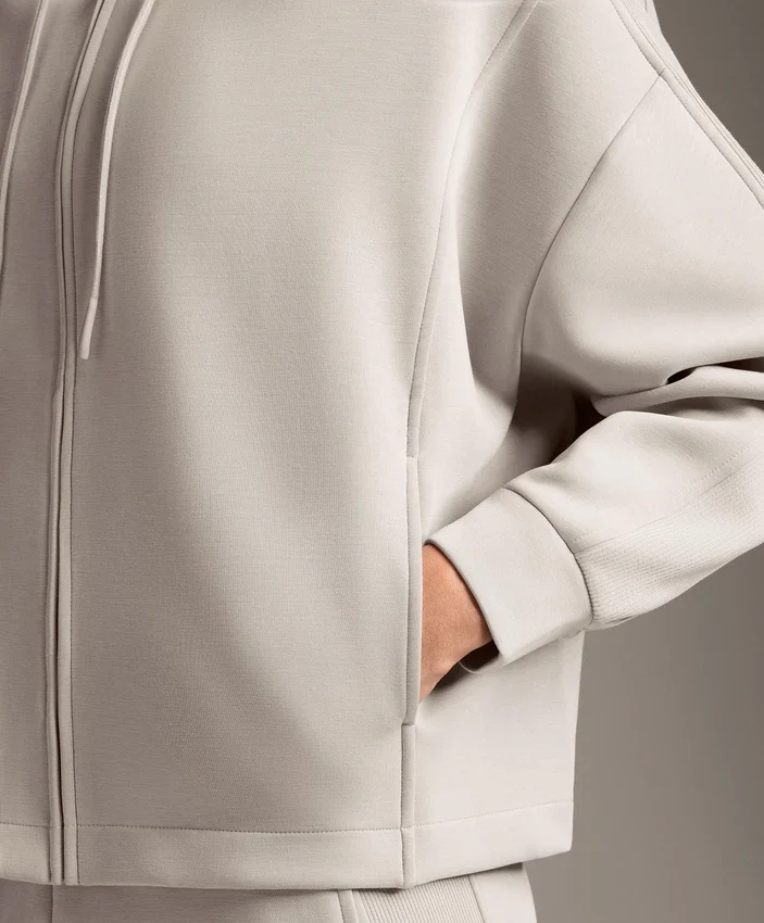 Kapuzenjacke mit Rippdetails aus gebürstetem Modal Kapuzenjacke mit Rippdetails aus gebürstetem Modal