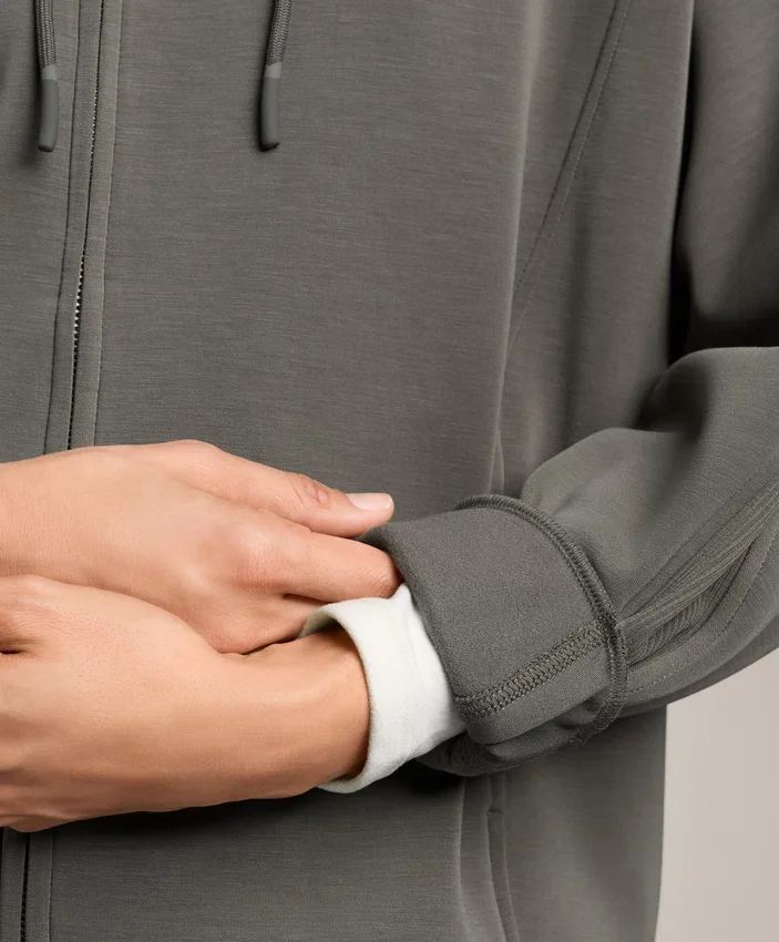 Kapuzenjacke mit Rippdetails aus gebürstetem Modal Kapuzenjacke mit Rippdetails aus gebürstetem Modal