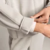 Kapuzenjacke mit Rippdetails aus gebürstetem Modal Kapuzenjacke mit Rippdetails aus gebürstetem Modal