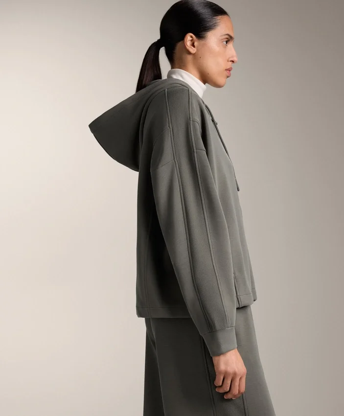 Kapuzenjacke mit Rippdetails aus gebürstetem Modal Kapuzenjacke mit Rippdetails aus gebürstetem Modal