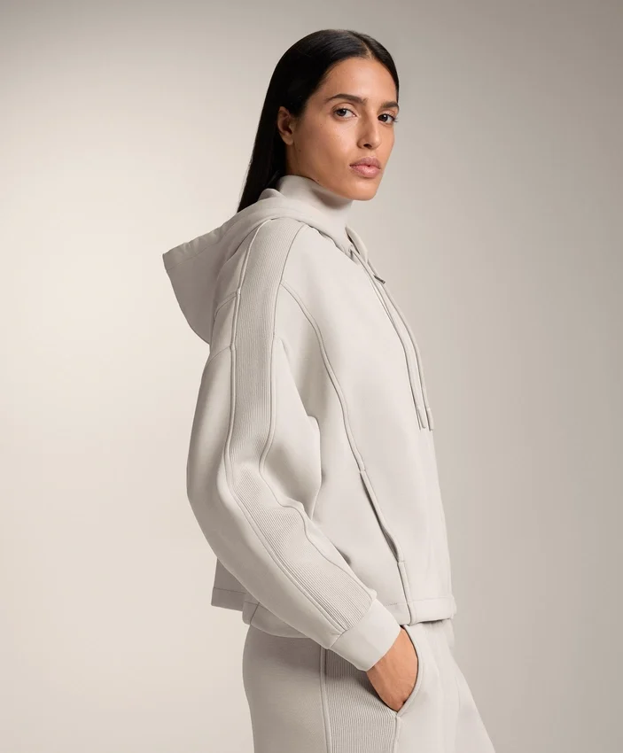 Kapuzenjacke mit Rippdetails aus gebürstetem Modal Kapuzenjacke mit Rippdetails aus gebürstetem Modal