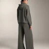 Kapuzenjacke mit Rippdetails aus gebürstetem Modal Kapuzenjacke mit Rippdetails aus gebürstetem Modal
