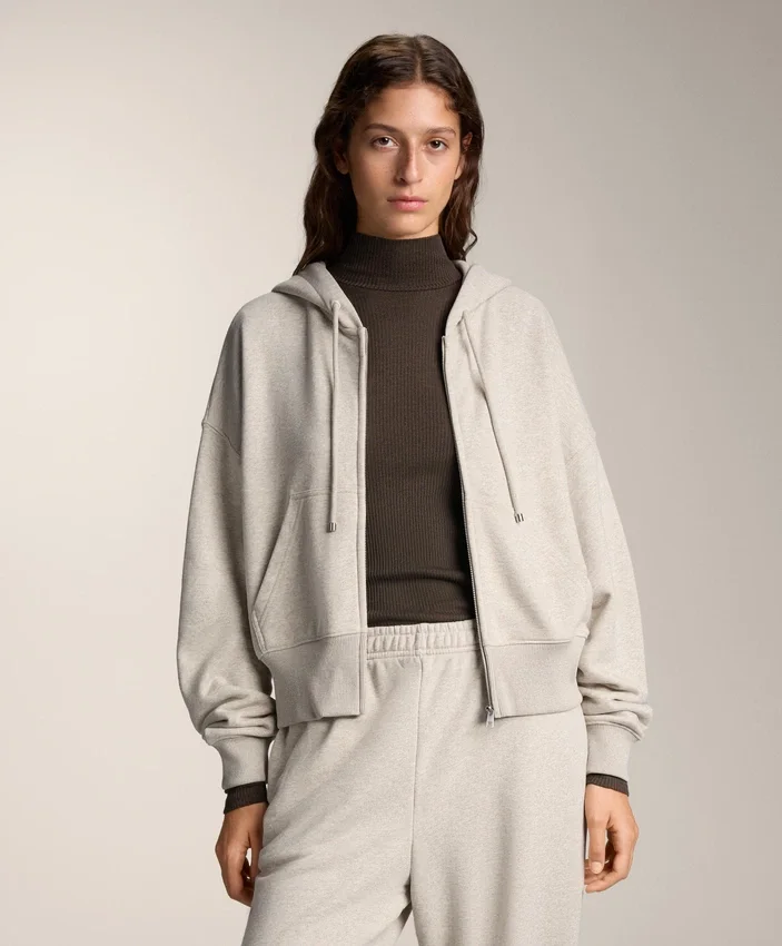 Kapuzenjacke mit weiten Ärmeln aus Baumwolle Kapuzenjacke mit weiten Ärmeln aus Baumwolle