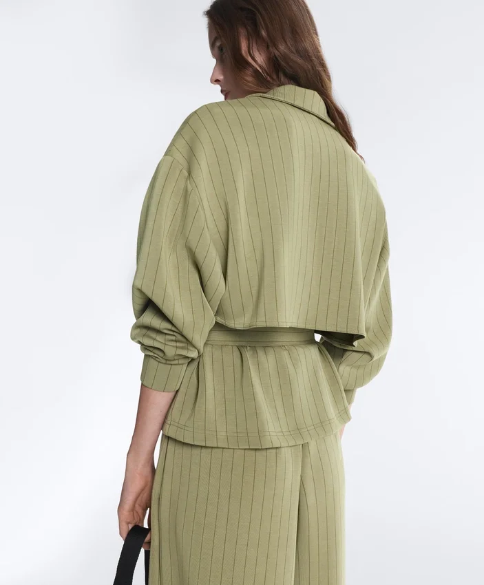 Kastenförmige Cape-Jacke aus Soft Touch-Modal mit Nadelstreifen Kastenförmige Cape-Jacke aus Soft Touch-Modal mit Nadelstreifen