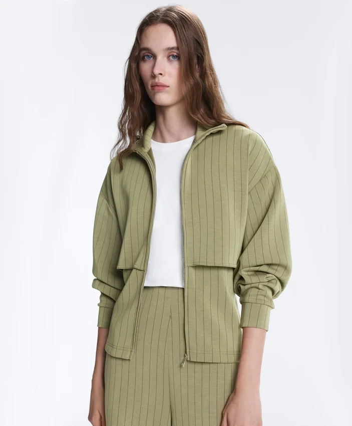 Kastenförmige Cape-Jacke aus Soft Touch-Modal mit Nadelstreifen Kastenförmige Cape-Jacke aus Soft Touch-Modal mit Nadelstreifen