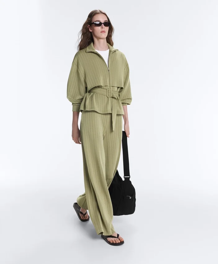 Kastenförmige Cape-Jacke aus Soft Touch-Modal mit Nadelstreifen Kastenförmige Cape-Jacke aus Soft Touch-Modal mit Nadelstreifen