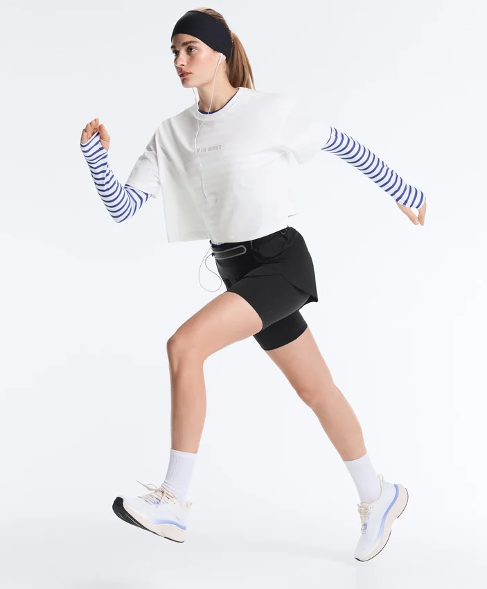 Kastenförmiges, kurzes T-Shirt aus Baumwollmischung mit Aufdruck Kastenförmiges, kurzes T-Shirt aus Baumwollmischung mit Aufdruck