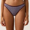 Klassische Bikinis aus strukturiertem Streifenstoff Klassische Bikinis aus strukturiertem Streifenstoff