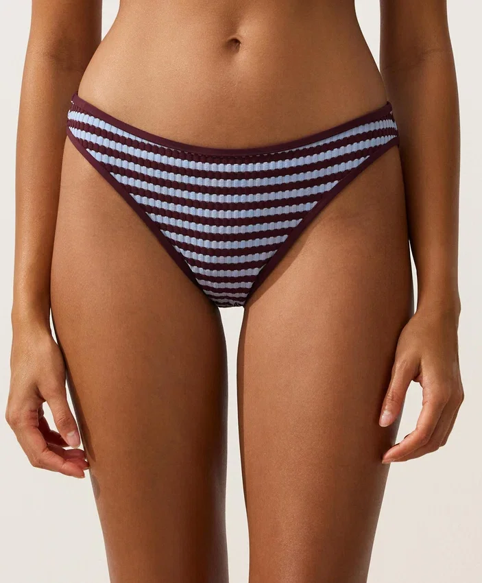 Klassische Bikinis aus strukturiertem Streifenstoff Klassische Bikinis aus strukturiertem Streifenstoff