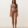 Klassische Bikinis aus strukturiertem Streifenstoff Klassische Bikinis aus strukturiertem Streifenstoff