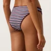 Klassische Bikinis aus strukturiertem Streifenstoff Klassische Bikinis aus strukturiertem Streifenstoff