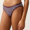 Klassische Bikinis aus strukturiertem Streifenstoff Klassische Bikinis aus strukturiertem Streifenstoff
