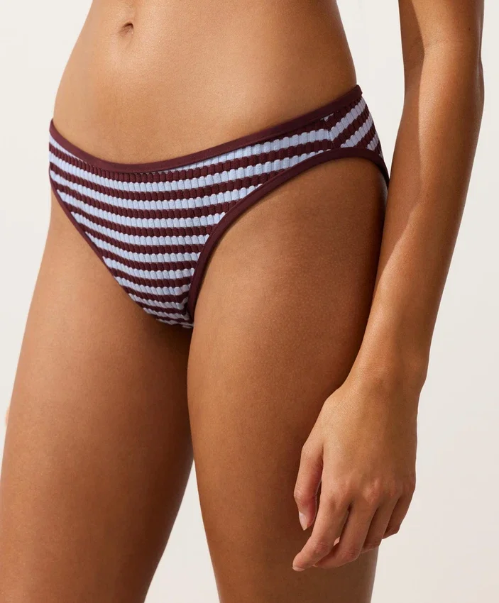 Klassische Bikinis aus strukturiertem Streifenstoff Klassische Bikinis aus strukturiertem Streifenstoff
