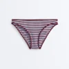 Klassische Bikinis aus strukturiertem Streifenstoff Klassische Bikinis aus strukturiertem Streifenstoff