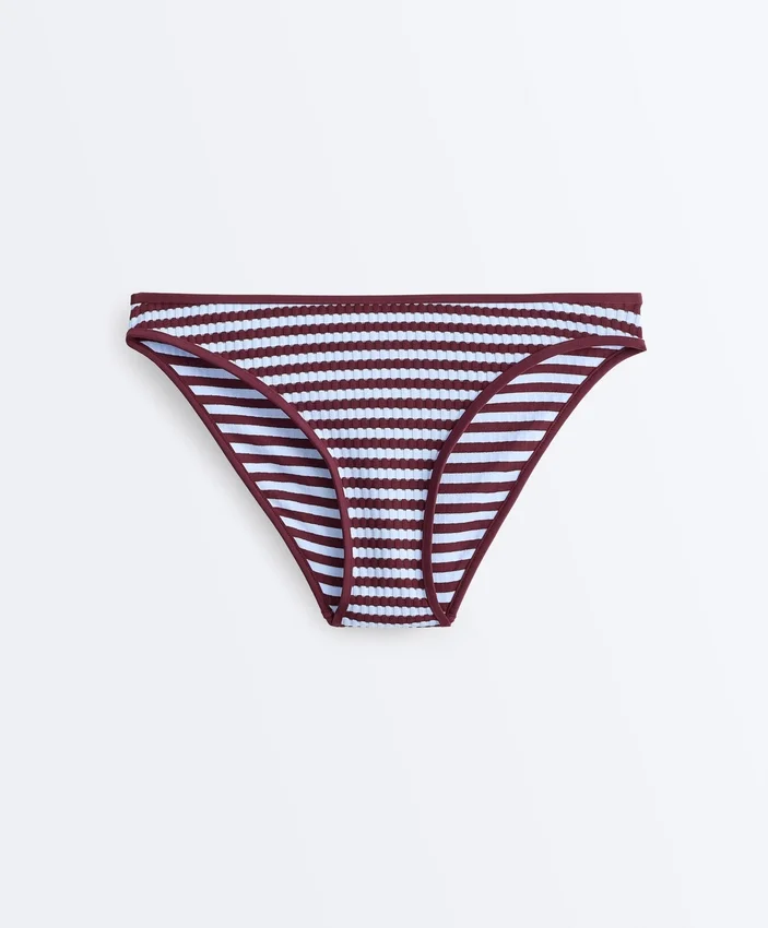 Klassische Bikinis aus strukturiertem Streifenstoff Klassische Bikinis aus strukturiertem Streifenstoff